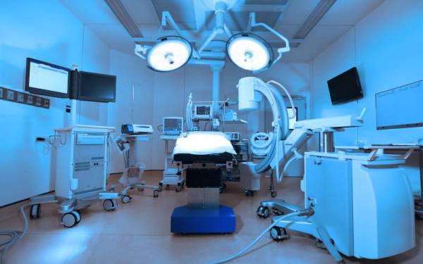 Pelaksanaan program penyenggaraan berterusan tanpa menetapkan tempoh penggunaan peralatan perubatan hospital yang optimum oleh KKM boleh merugikan kerajaan. - Foto 123RF 