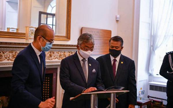 Agong berkenan berangkat melawat Pusat Penyelidikan Tun Abdul Razak, atau Tun Abdul Razak Research Centre (TARCC), di Brickendonbury, Hertford. FOTO: Facebook Istana Negara