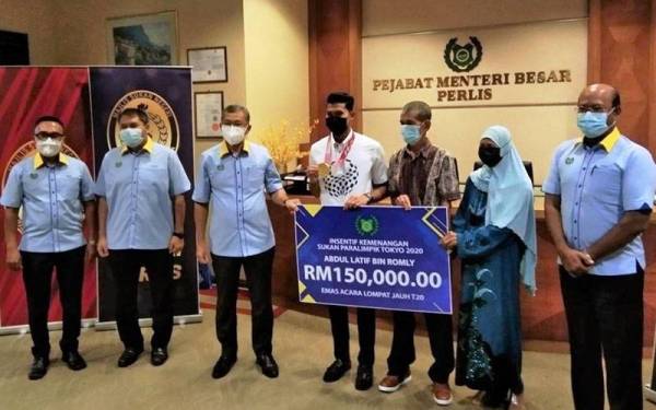 Azlan (tiga, kiri) menyerahkan replika cek kepada Abdul Latif (empat dari kanan) di Pejabat Menteri Besar Perlis pada Selasa.