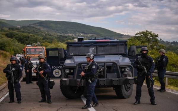 Anggota unit khas Kosovo berkawal di kawasan berhampiran lintasan sempadan Jarinje sejak minggu lalu. - Foto AFP