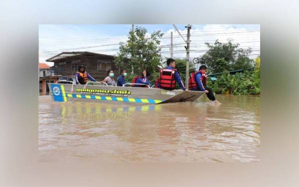 Ribut Tropika 'Dianmu' yang mencetuskan hujan lebat dan banjir di 30 wilayah, telah menyebabkan sekurang-kurangnya enam kematian. - Foto ihsan pihak berkuasa tempatan Bamnet Narong, Thailand