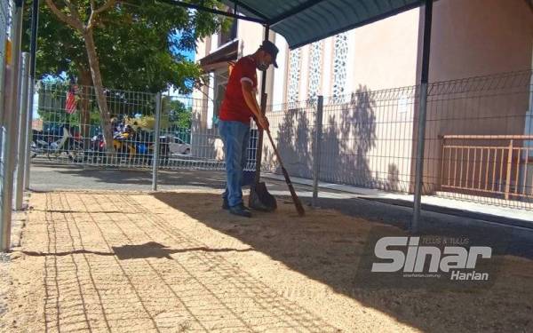 Selain itu kerja-kerja menggembur pasir dan rumput turut dilakukan setiap minggu bagi memastikan tandas awam kucing itu berfungsi dengan baik.