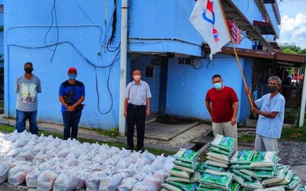 Chee Wan (tengah) bersama sebahagian bantuan makanan buat penduduk terlibat di Rumah Pangsa Jalan Karak di Mentakab.