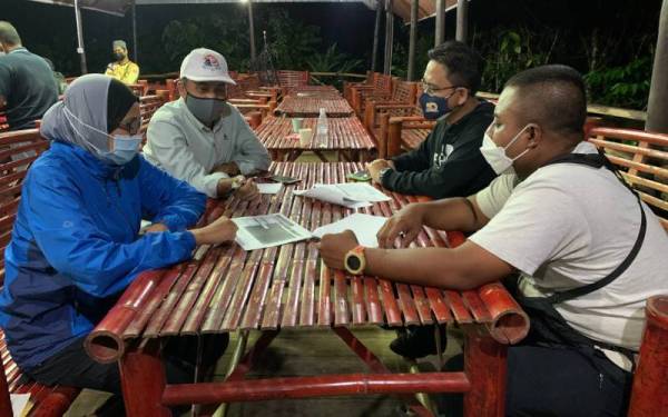 Aidil (dua dari kanan) berbincang mengenai langkah penjagaan SOP yang sesuai di kawasan ekopelancongan.
