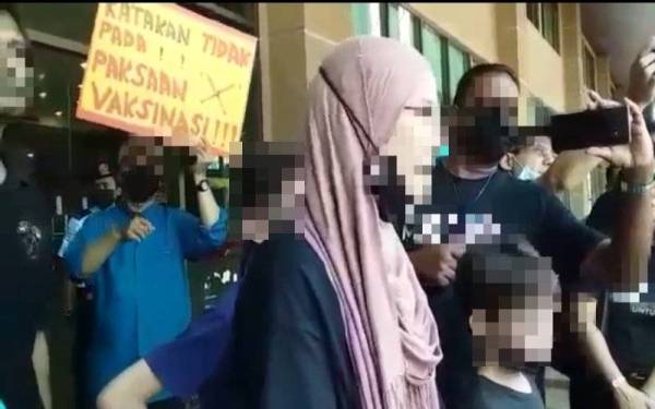 Tangkap layar video tular yang mendakwa dua pelajar sebuah sekolah di Perak meninggal dunia akibat pengambilan vaksin Covid-19.