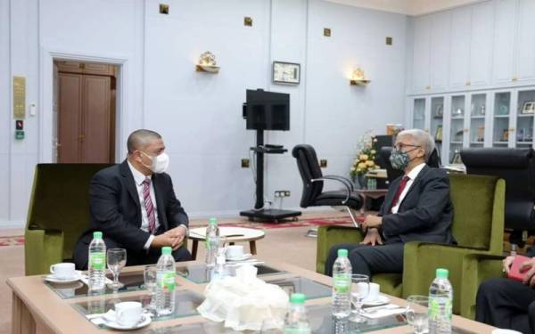 Saarani (kiri) mengadakan perbincangan dengan Hermono selepas mengadakan kunjungan ke Pejabat Menteri Besar Perak pada Selasa.