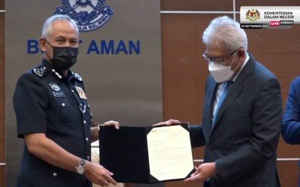 Acryl Sani menerima watikah pelantikan daripada Hamzah pada sidang akhbar khas di Bukit Aman, Kuala Lumpur pada Rabu.