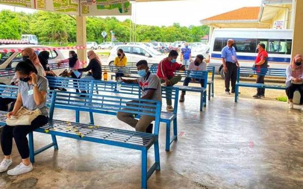 Calon di Pusat Latihan Memandu Cermat Pahang Timur yang sedang menunggu giliran masing-masing.