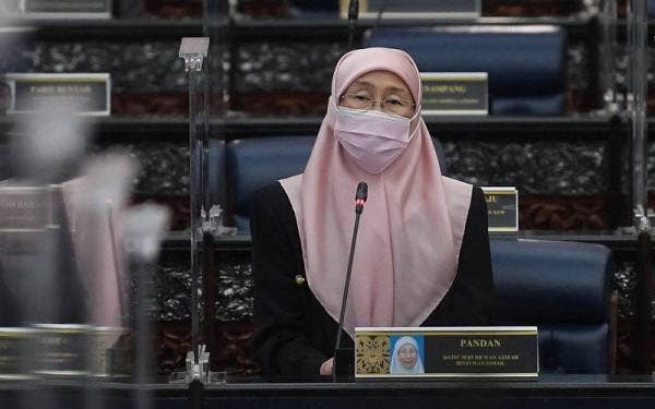 Ahli Parlimen Pandan Datuk Seri Dr Wan Azizah Wan Ismail berbahas mengenai RMK12 pada Mesyuarat Pertama Penggal Keempat, Parlimen ke-14 di Bangunan Parlimen hari ini. - Foto Bernama