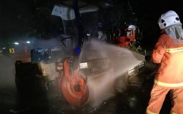 Anggota bomba menjalankan kerja pemadaman melibatkan dua jentera di Sungai Malau, Selama awal pagi Rabu. - Foto JBPM Perak