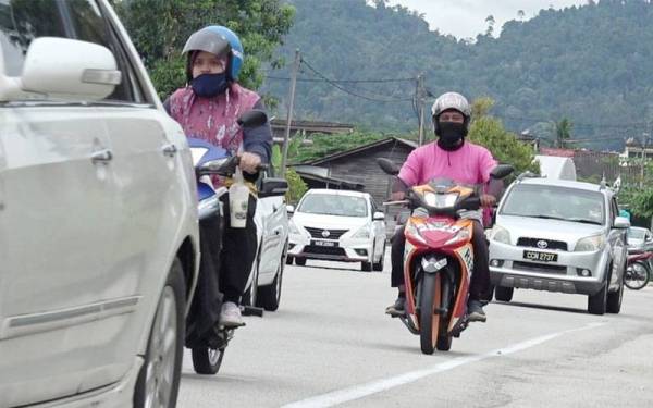 Mohd Akmal keluar dari rumahnya di Gambang seawal 9 pagi bagi membuat penghantaran makanan kepada pelanggan di sekitar bandar raya Kuantan.
