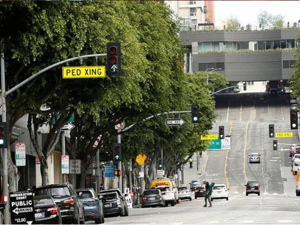 Daripada keseluruhan 10.3 juta populasi di Los Angeles, 66 peratus sudah menerima satu dos suntikan dengan 59 peratus sudah lengkap vaksinasi. (Gambar fail). - Foto Reuters