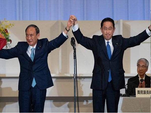 Fumio Kishida (kanan) meraikan kejayaan bersama Yoshihide Suga selepas diumumkan menang pemilihan presiden LDP di Tokyo. - Foto AP