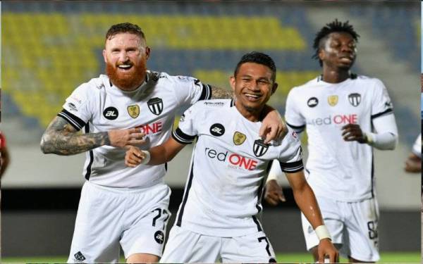 Pemain pasukan Terengganu FC (TFC) Lee Andrew Tuck (kiri) bersama rakan sepasukannya meraikan kejayaan selepas berjaya menjaringkan gol ketika menentang pasukan Selangor FC pada saingan Piala Malaysia 2021 di Stadium Sultan Mizan Zainal Abidin, Gong Badak malam Rabu. - Foto Bernama