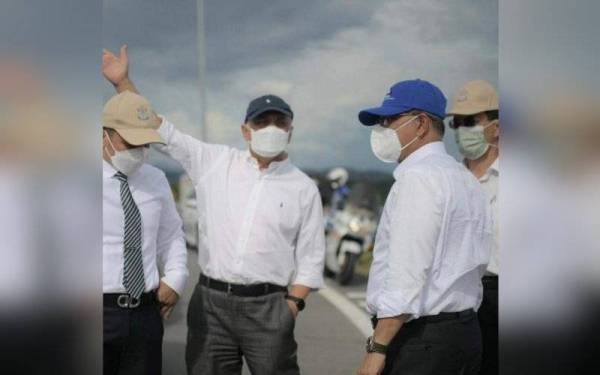 Wan Rosdy ketika melakukan lawatan ke Central Spine Road (CSR) di kawasan Mempaga, Bentong. - Foto ihsan Facebook Wan Rosdy