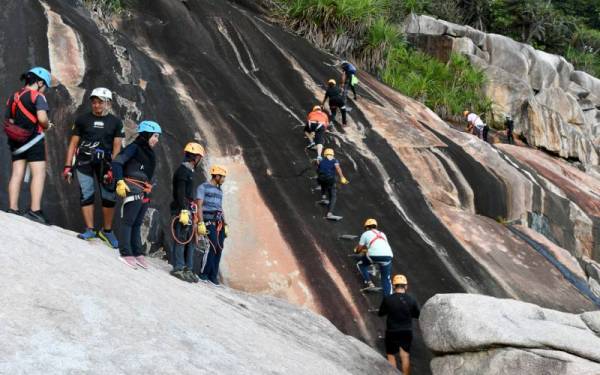 Peserta-peserta melalui trek mendaki lereng bukit di Pulau Lang Tengah yang bakal menjadi tarikan terbaharu untuk peminat sukan ekstrem berlatar belakang Laut China Selatan. - Foto Bernama