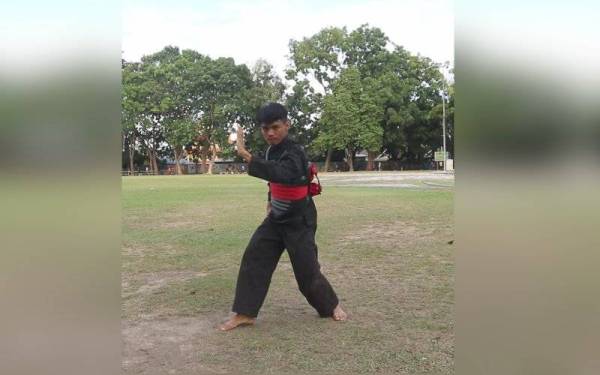Pesilat dari SMK Chukai, Ahmad Iqbal Iman Ahmad Nesfu menunjukkan gerakan silatnya.