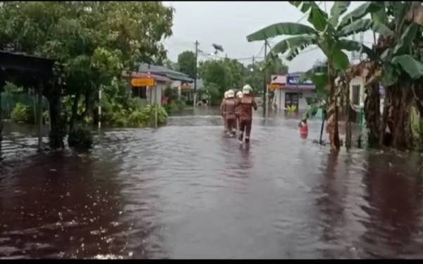 Anggota bomba melakukan pemantauan di Kampung Pasir Johor Bahru yang dinaiki air pada awal pagi Khamis.