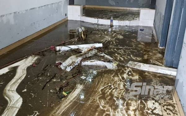 Sampah sarap, lumpur dan selut serta kayu memenuhi kawasan di dalam rumah penduduk yang dilanda banjir di Jalan Belumut, Taman Johor, Kempas, Johor Bahru.