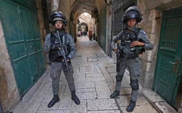 Dua anggota pasukan keselamatan Israel mengawal sebuah lorong di Kota Lama Baitulmaqdis baru-baru ini. - Foto AFP