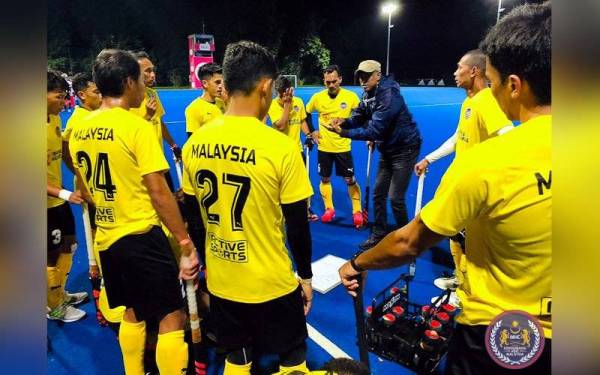 Arulselvaraj memberikan arahan kepada pemain dalam aksi persahabatan menentang Hampstead & Westminister H.C. - Foto MHC