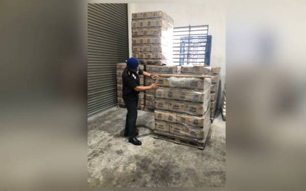 Lebih 26,421 kg tepung gandum disita selepas didapati disimpan tanpa permit yang sah di sebuah premis di Menglembu. - Foto ihsan KPDNHEP Perak.