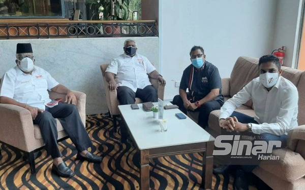 Dr Amir Hamzah (tengah) dan Datuk Syed (kiri) pada perjumpaan bersama IMAN Negeri Sembilan di Klana Resort pada Khamis.