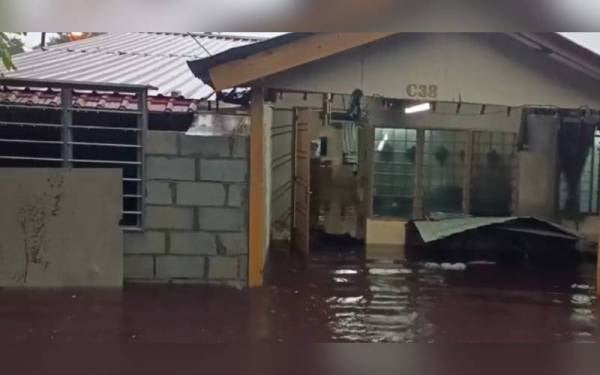 Air banjir berwarna merah di Kampung Seri Jaya Baru Tampoi. - Foto Bomba
