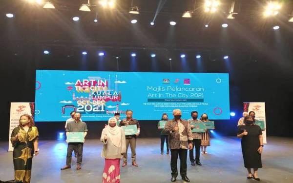 Annuar (dua dari kanan)pada pelancaran The Cendana Art in The City 2021 di Sentul pada Khamis.