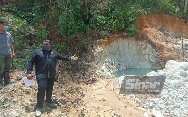 Muhammad Arafat menunjukkan satu lokasi cari gali bagi tujuan perlombongan kaolin di Kampung Kolam, Tanjung Rambutan.