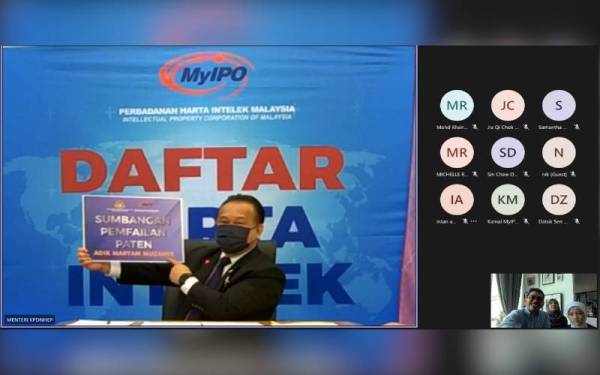 Muzamir, Maryam dan sekeluarga mengadakan pertemuan secara maya dengan Alexander berhubung pada Khamis.