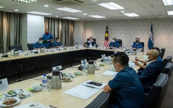 Presiden Parti Pribumi Bersatu Malaysia (Bersatu) Tan Sri Muhyiddin Yassin hadir mempengerusikan mesyuarat Majlis Tertinggi Perikatan Nasional di Ibu Pejabat Perikatan Nasional Publika pada Khamis. - Foto Bernama