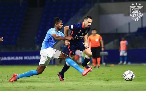 Cabrera dicabar pemain PJ City FC pada aksi Piala Malaysia di Stadium Sultan Ibrahim sebentar tadi. -Foto Johor Southern Tigers