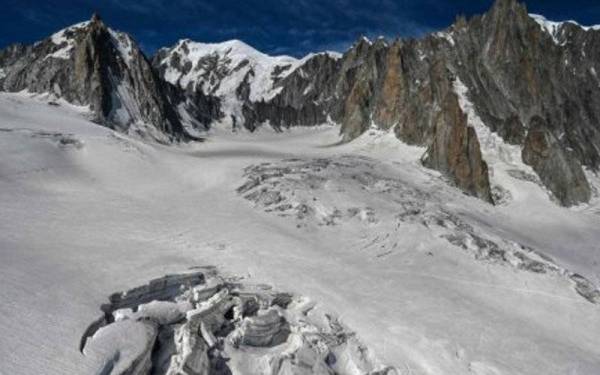 Ketinggian Gunung Mont Blanc menjadi semakin rendah berbanding empat tahun lalu. - Foto AFP