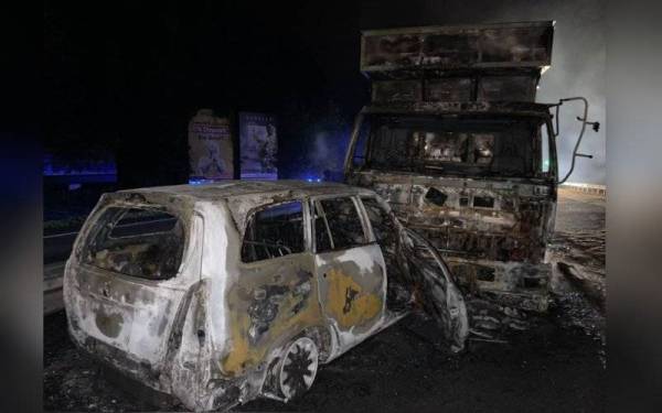 Nahas membabitkan tiga kenderaan menyebabkan pemandu MPV maut di tempat kejadian di Tapah. - Foto ihsan Polis