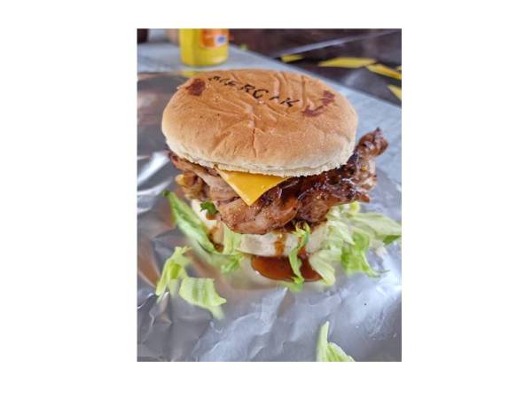 Antara hidangan burger yang ditawarkan di Warung Mercik.