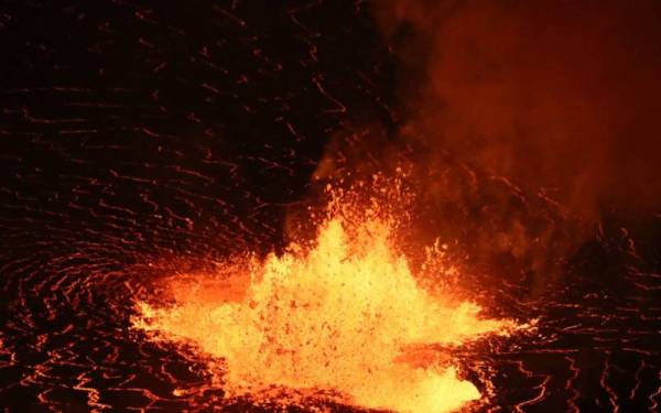 Gambar bertarikh 29 September lalu menunjukkan lahar yang dihamburkan oleh Gunung berapi Kilauea di Hawaii. - Foto AFP/USGS