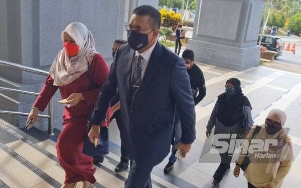 Lokman (depan, kiri) hadir di Mahkamah Sesyen Kuala Lumpur pada Jumaat bagi menghadapi dua pertuduhan menyebarkan berita palsu, beberapa bulan lalu.