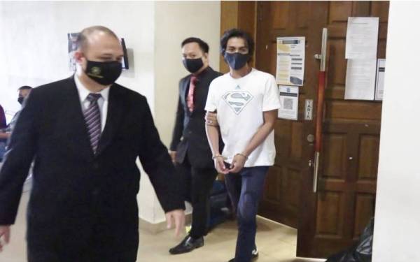 Mohd Faris tidak mengaku bersalah atas enam pertuduhan menerima suapan daripada seorang ahli perniagaan.