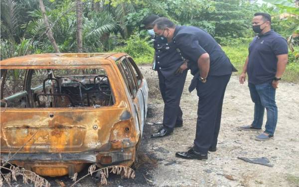 Anggota polis meninjau lokasi kejadian di dalam ladang kelapa sawit di Kampung Perepat, Klang, pada Jumaat.