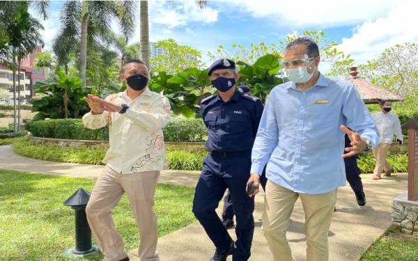 Mohd Shuhaily (tengah) diiringi kakitangan hotel ketika meninjauan pelaksanaan SOP di Hotel Rasa Sayang, Batu Feringghi, pada Jumaat.