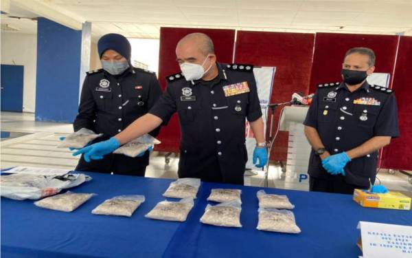 Noorzainy (tengah) menunjukkan heroin yang dirampas pada sidang akhbar di Ibu Pejabat Polis Daerah SPU, Kepala Batas pada Jumaat.