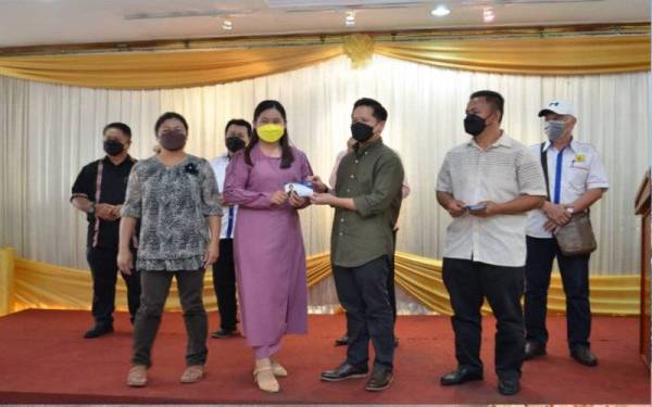 Arthur menyampaikan sumbangan kepada pelajar yang berjaya ke IPT pada majlis penyampaian sumbangan pelajaran kepada pelajar cemerlang Parlimen Pensiangan, di Keningau.