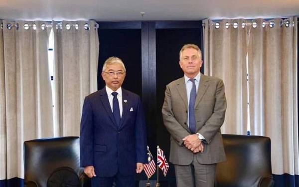 Al-Sultan Abdullah berkenan menerima menghadap Ketua Staf Pertahanan United Kingdom (UK), Jeneral Sir Nicholas Patrick Carter di London pada Rabu. Foto Facebook Istana Negara