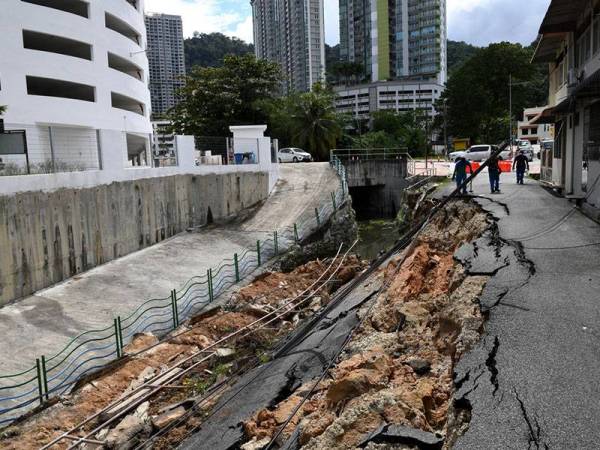 Sebahagian tembok penahan (retaining wall) dan Jalan di Lengkok Halia, Tanjung Bunga di sini mengalami tanah runtuh sehingga menyebabkan sebuah kereta yang diparkir di kawasan itu terjunam ke dalam runtuhan tersebut.