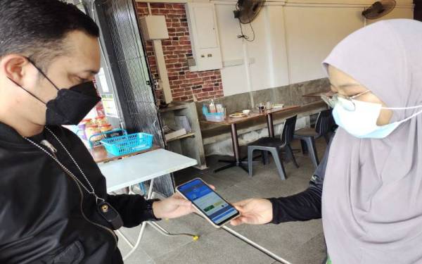 Peniaga seharusnya memastikan pelanggan yang memasuki premis menunjukkan sijil digital vaksinasi Covid-19 bagi membuktikan individu berkenaan menerima vaksinasi lengkap.