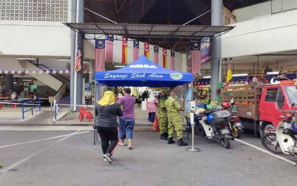 Tinjauan di pasar pagi sekitar Shah Alam mendapati petugas tidak menyemak sijil digital vaksinasi Covid-19 pengunjung sebelum dibenarkan masuk.