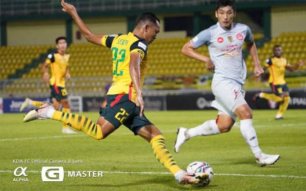 Pertahanan Melaka United, Sukwon Jang (kanan) beraksi cemerlang apabila mematahkan asakan pemain KDA pada aksi Kumpulan C saingan Piala Malaysia di Stadium Darul Aman. - Foto Kedah Darul Aman FC 