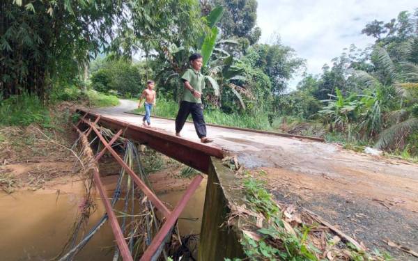 Banjir yang sering berlaku di Kampung Ngor menyebabkan penghadang jambatan runtuh hingga membahayakan pengguna terutama kanak-kanak.
