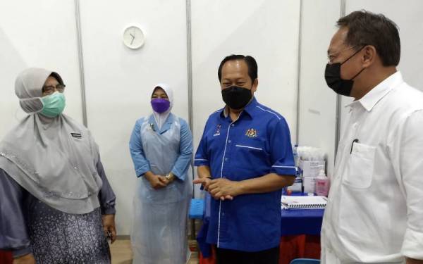 Ahmad (dua dari kanan) bersama Hasni (kanan) dan Surinah (kiri) ketika meninjau PPV Benut di sini pada Sabtu.